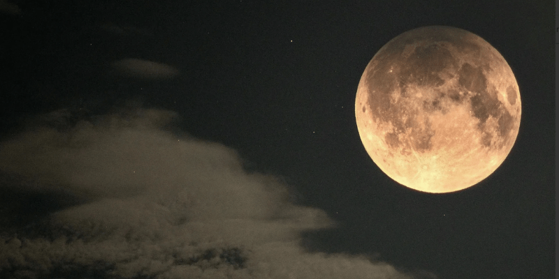 Tại Sao Mặt Trăng Có Màu Cam: Nguyên Nhân Và Ý Nghĩa 4 Truyen thuyet ve mat trang mau cam